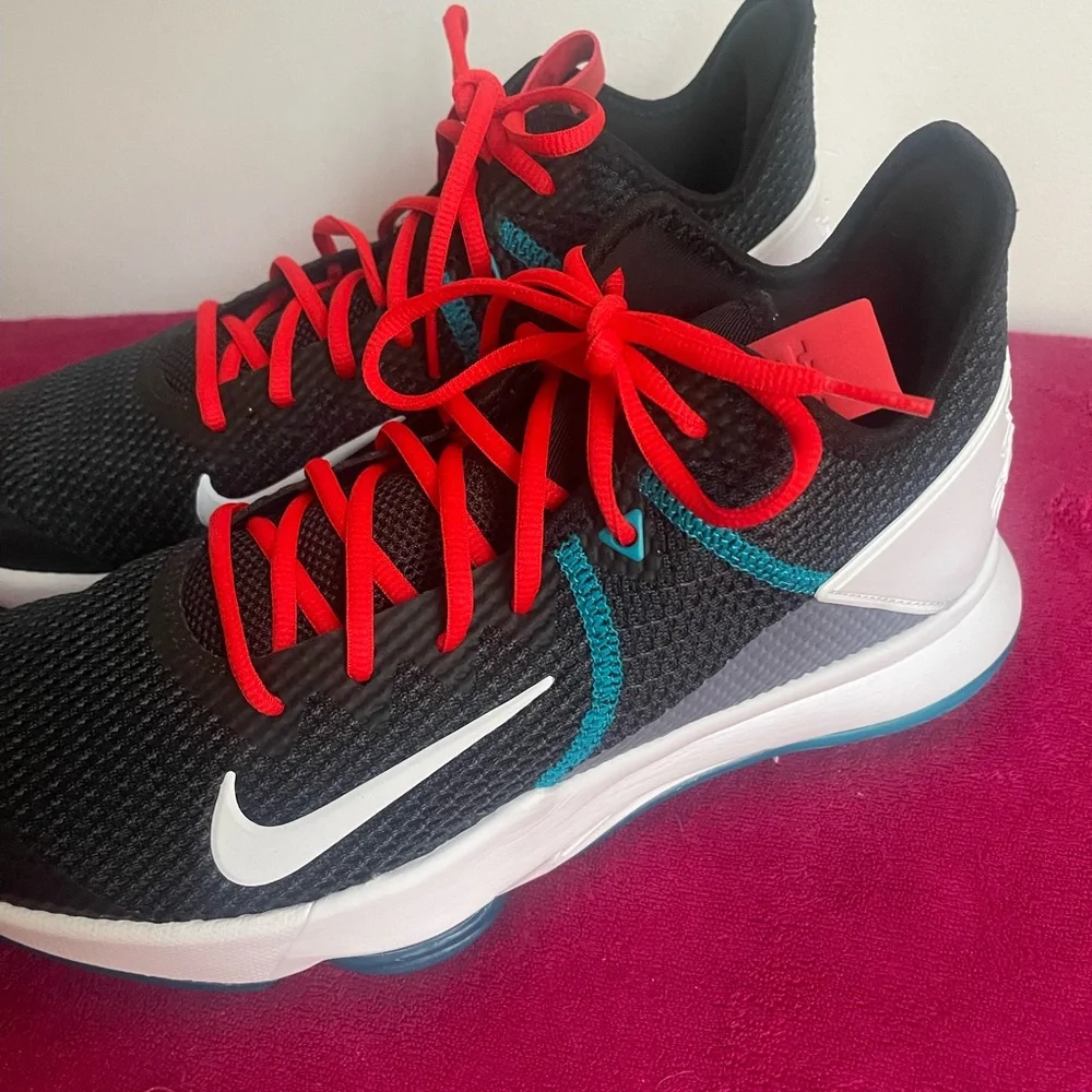 NEW Nike LeBron Witness IV basketball shoes SIZE 11